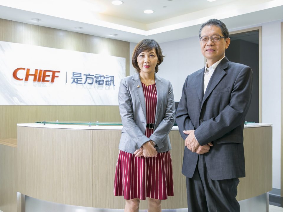 台灣微軟營運暨行銷事業群Microsoft 365 事業部副總經理陳慧蓉(左)、是方電訊規劃處副總經理江文漢(右)